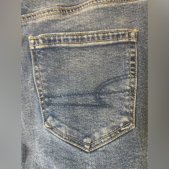 💙GREAT CONDITION💙 American Eagle | Size 4 | Strigid Mom Jeans | Worn Once - Picture 8 of 15